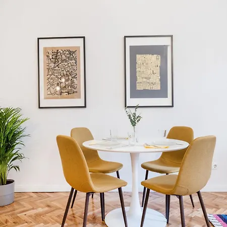 Your Charming At Parliament Appartement *