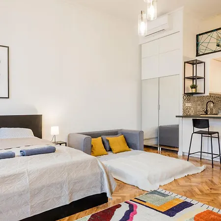 Your Charming At Parliament Appartement *