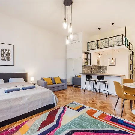 Your Charming At Parliament * Boedapest