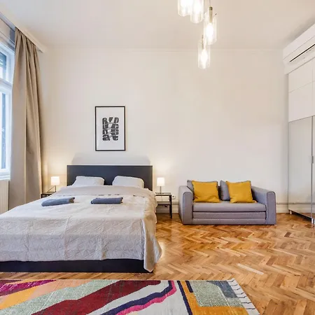 Your Charming At Parliament Appartement