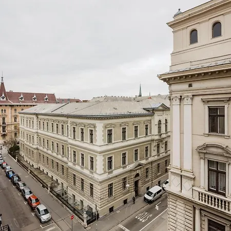 Your Charming At Parliament * Boedapest