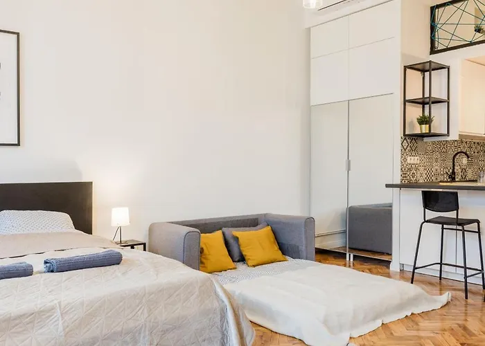 Your Charming At Parliament Apartment *