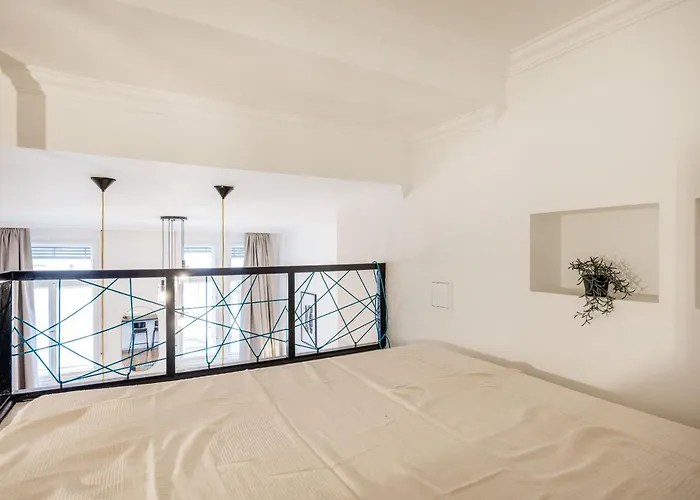 Your Charming At Parliament Apartment *